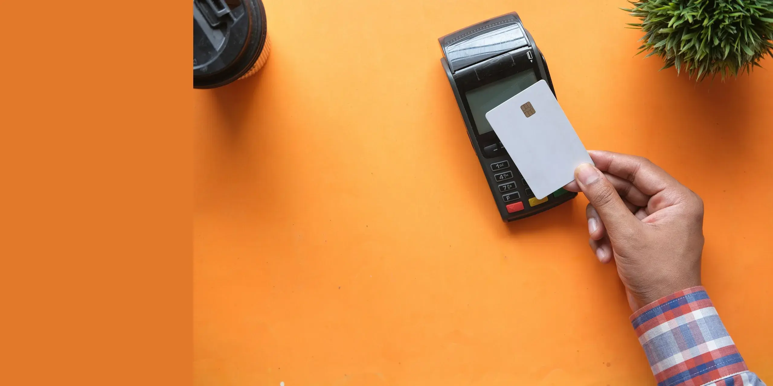 Client tapping a card on a payment terminal