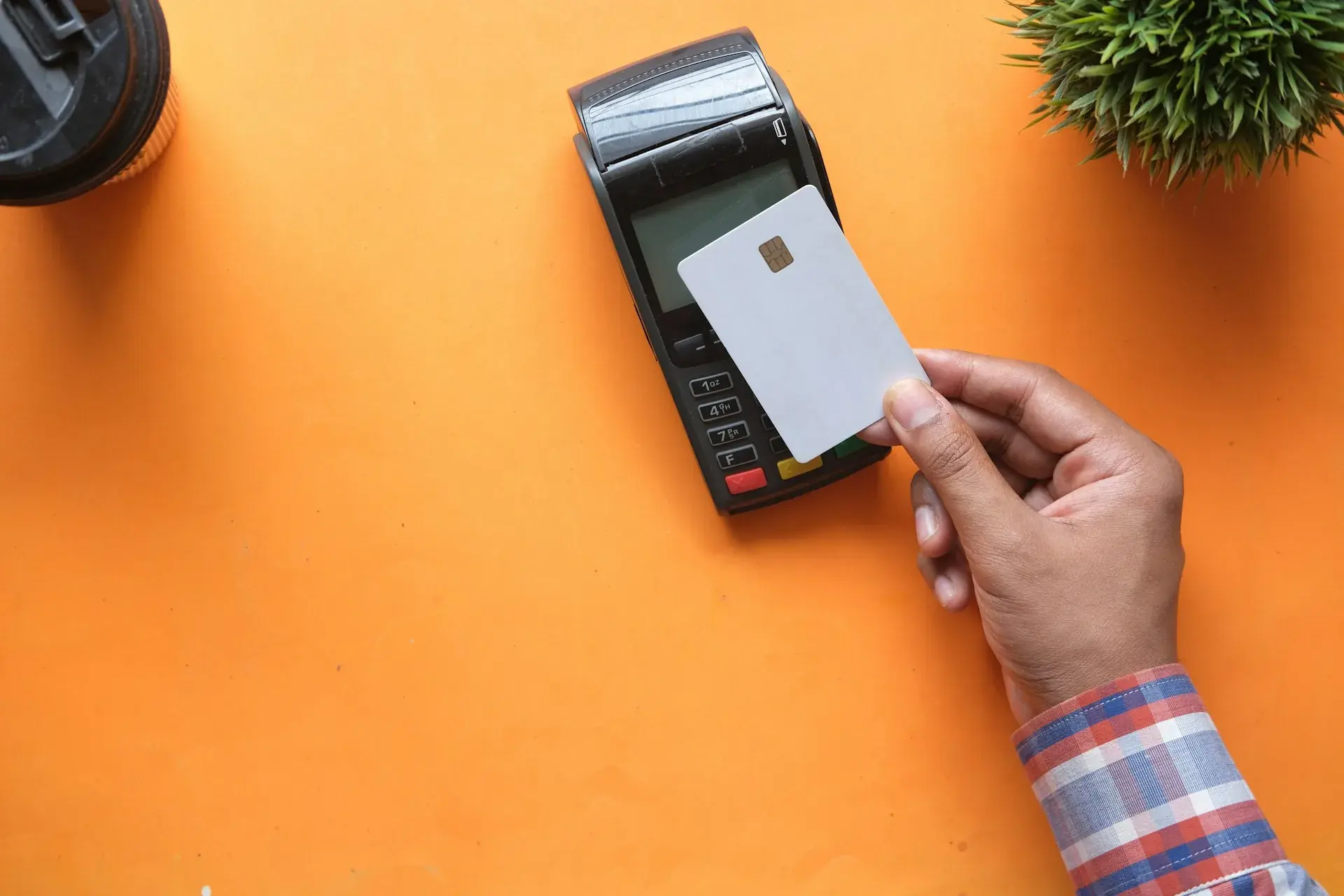 Client tapping a card on a payment terminal